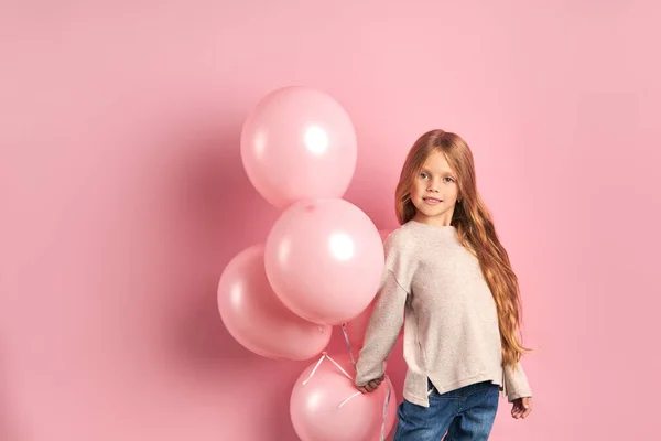 Sonriente niño caucásico posando con globos de aire —  Fotos de Stock