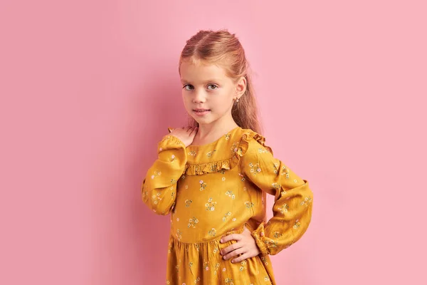 Atractiva niña posando aislada sobre fondo rosa —  Fotos de Stock