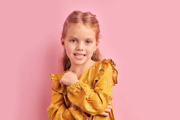 Encantadora niña posando aislada sobre fondo rosa —  Fotos de Stock