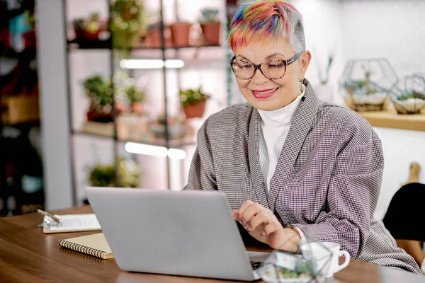 Retrato de encantadora mulher de negócios madura vestindo blazer sentar no laptop — Fotografia de Stock