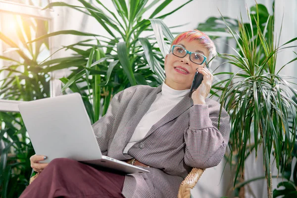 Feliz mujer de negocios caucásica hablando por teléfono — Foto de Stock