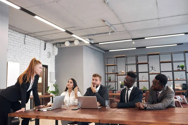 Onderwijs, uitleg, strategie, presenteren en bespreken van nieuwe business plan door Kaukasische vrouw — Stockfoto