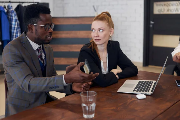 Uomo d'affari africano parlando con i colleghi nuova idea di business — Foto Stock