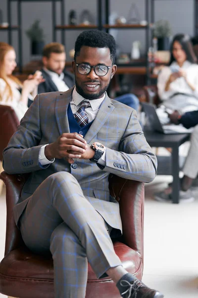 Portrait of smiling man in elegant grey tuxedo — Stock Photo, Image