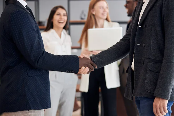 Blanke man schud vol vertrouwen de hand aan Afrikaanse man — Stockfoto