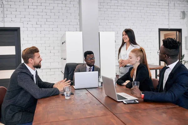 Parceria empresarial multiétnica — Fotografia de Stock