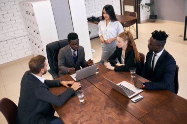 Ofisteki iş projesi hakkında ciddi tartışmalar