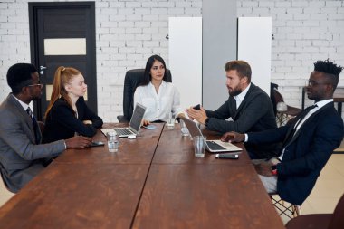 Toplantı ofisinde iş stratejisi hakkında etkin tartışma