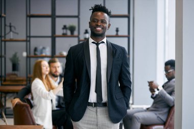 Kameranın önünde neşeli Afro-Amerikan iş adamı