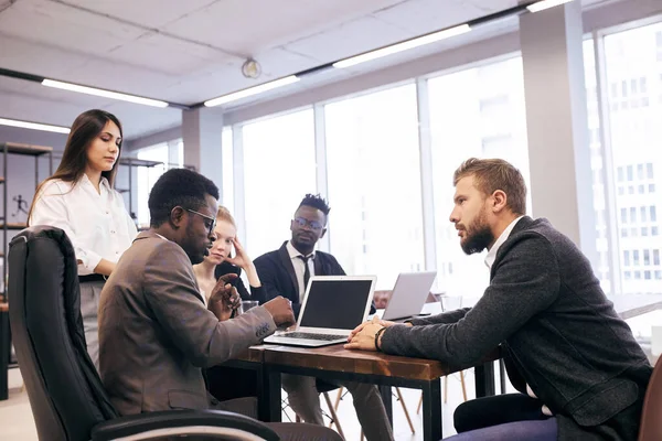 Grupo multiétnico de recién llegados en el equipo de negocios escuchando al entrenador de negocios profesional —  Fotos de Stock