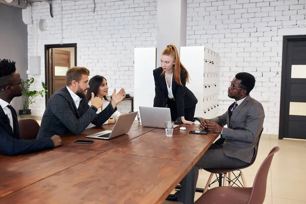 Mulher pessoal com auburn cabelo segurar reunião no escritório — Fotografia de Stock