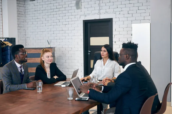 Vergadering van zakenpartners voor rondetafelgesprekken — Stockfoto