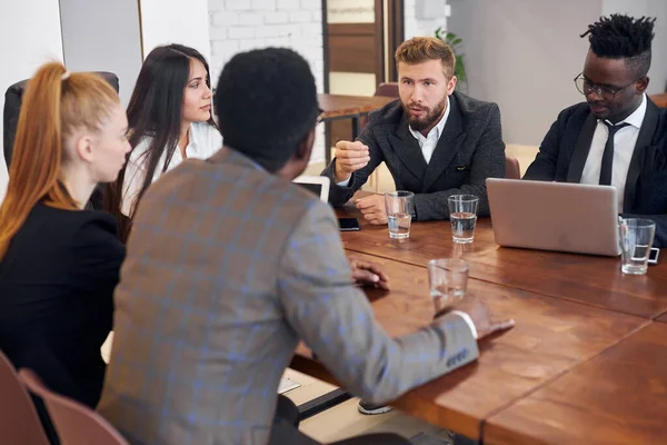 Riunione dei partner commerciali per la tavola rotonda — Foto Stock