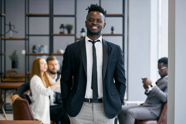 カメラの前で陽気なアフリカ系アメリカ人ビジネスマン — ストック写真