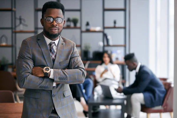Jonge Afrikaans-Amerikaanse zakenman voor de camera — Stockfoto