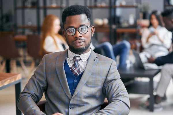 Prepossessing homem com aparência africana em terno formal no cargo — Fotografia de Stock