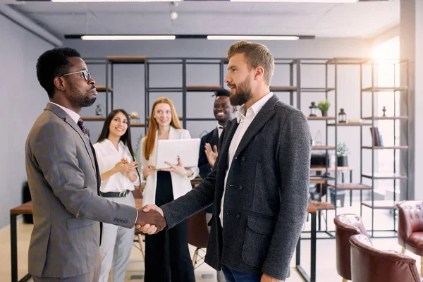 Dando la mano a los africanos y caucásicos — Foto de Stock