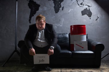 Bunalımlı şişko petrolcünün yeni bir işe ihtiyacı var