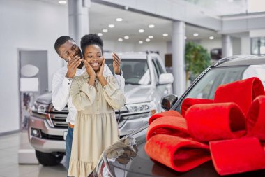 Nazik siyah adam karısına bir araba verdi.