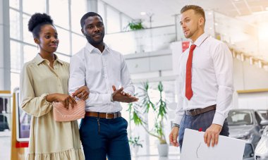 Gerçekten kendine güvenen bir satış müdürü müşterilere danışıyor.