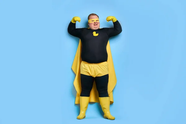 Сильний супергерой показує свої м'язи — стокове фото