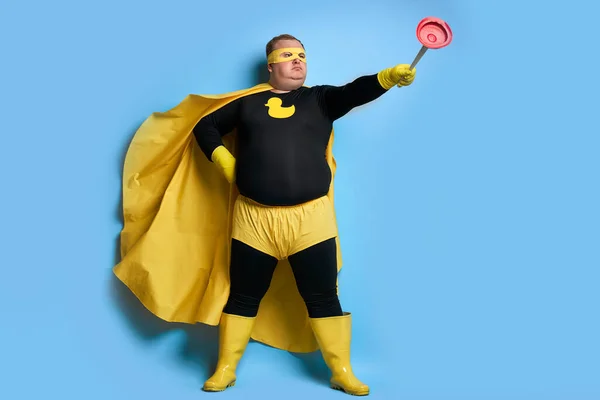 Permite salvar el planeta de la limpieza de la suciedad hombre en traje amarillo aislado — Foto de Stock