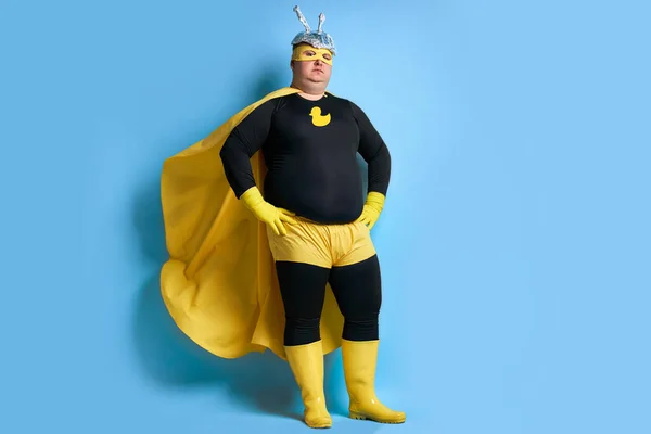 Superhero pria gemuk bertopeng dan sarung tangan pelindung — Stok Foto