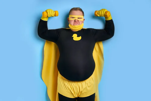 Gordura poderoso super herói homem mostrar o quão forte ele é — Fotografia de Stock