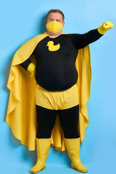 Umožňuje zachránit planetu před nečistoty muže ve žlutém kostýmu izolované — Stock fotografie