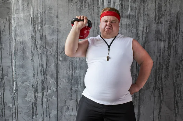 Hombre gordo deportivo con peso para entrenar en las manos —  Fotos de Stock