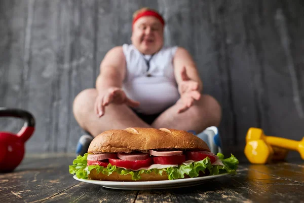 Nadváha člověk nemůže lpět na zdravém životním stylu a stravě — Stock fotografie