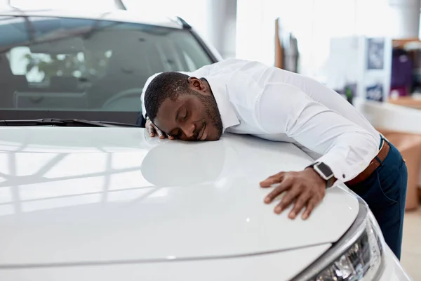 Afroamericano uomo abbraccia nuova auto che sogna — Foto Stock