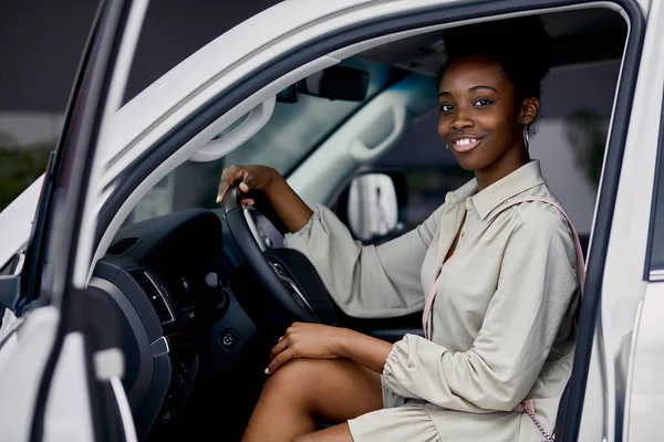 Bonita senhora africana gostava de automóvel em carros showroom — Fotografia de Stock