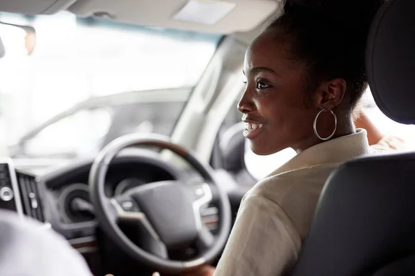 Attraente afro donna godere di essere proprietario di nuova auto — Foto Stock