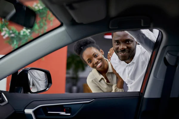 非洲夫妇对汽车感兴趣 — 图库照片