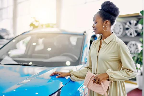 Attraente afro donna sogni di auto nuove — Foto Stock