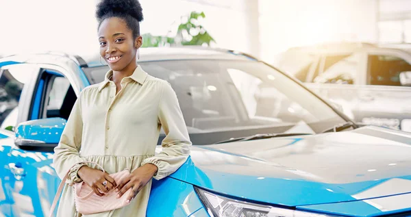 Razza mista donna africana americana in posa accanto alla macchina blu — Foto Stock