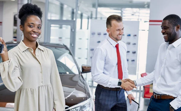 Portrait of new happy owner of car — Stock Photo, Image