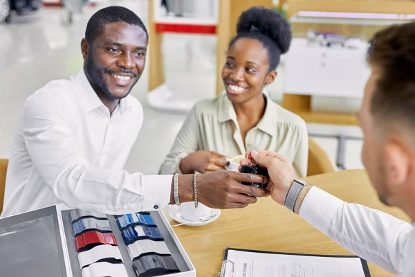 Professional manager gives keys of new car to customer — Stock Photo, Image