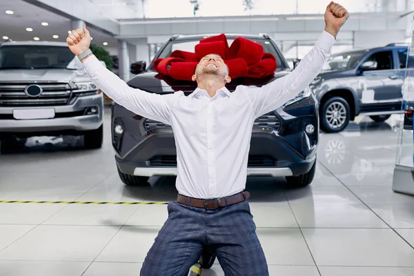 Si ', quello e' il mio nuovo uomo delle auto nello showroom delle auto. — Foto Stock