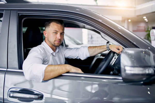 Junge kaukasische Geschäftsmann Testfahrt neues Auto — Stockfoto