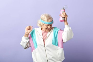 Büyükannem spor yapıyor ve 60 'larında kendini harika hissediyor, aktif yaşam tarzı.