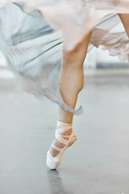 Parmak uçlarında duran zarif balerinin yakın görüntüsü