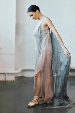 Profesyonel balerin gösteriden sonra dinleniyor. Sanat konsepti.