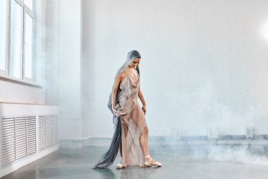 Beyaz kumaşlı kadın balerin. Şekiller ve hareket.