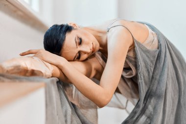 Profesyonel bale gösterisi öncesi esneme hareketleri. Sanat konsepti.