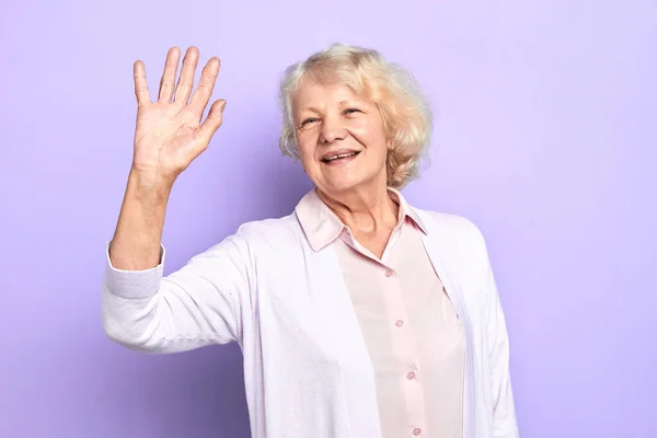 Hello Happy stylish old woman raising her hand — Stock fotografie