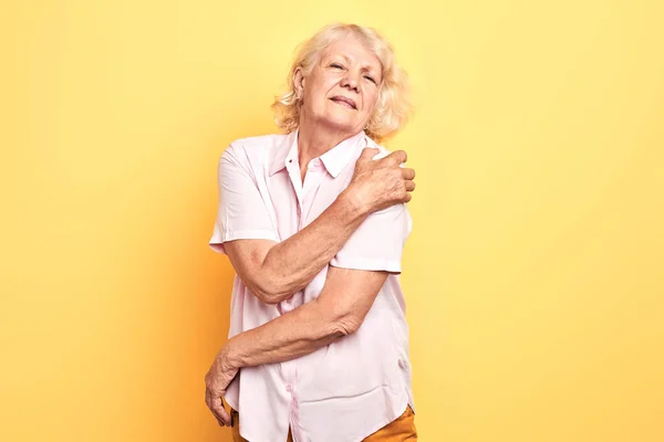 Yaşlı kadının omuz sorunu var. — Stok fotoğraf