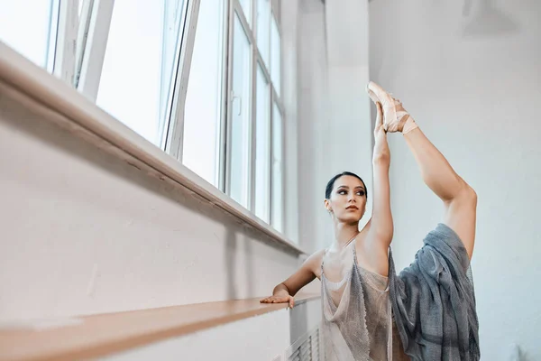 Ballerina di danza classica in abito di tessuto volante, come la favolosa ninfa che solleva la gamba — Foto Stock