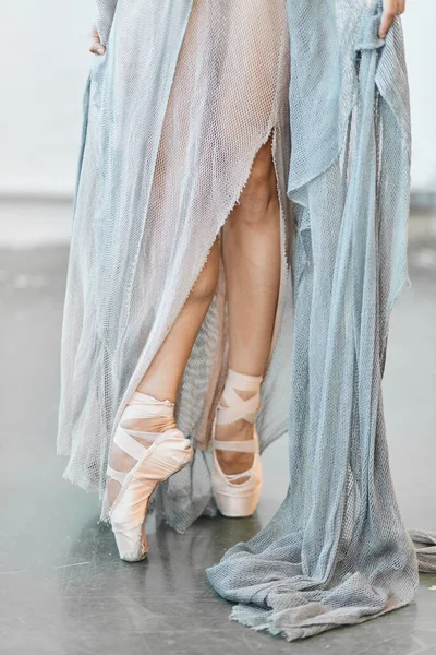 Крупный план элегантной балерины, стоящей на пальцах ног в пуантах — стоковое фото